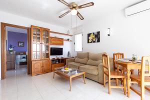 a living room with a couch and a table at Apartamento Mare Internum I in La Pineda