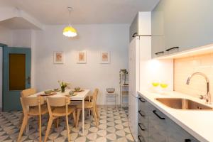 a kitchen and dining room with a table and chairs at Todimer Turquesa in Salobreña