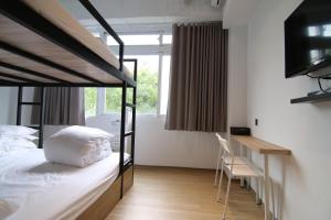מיטה או מיטות קומותיים בחדר ב-Taipei Sunny Hostel