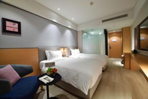 Postel nebo postele na pokoji v ubytování Mercure Qidong Downtown