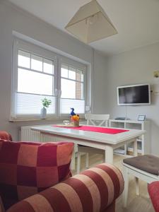 a living room with a table and a couch at Ferienwohnung Johanne in Carolinensiel