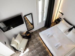 Uma TV ou centro de entretenimento em She Mykonos - The Residency