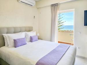 Ένα ή περισσότερα κρεβάτια σε δωμάτιο στο Alvor Sea View Lavender Studio