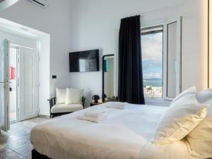 Cama ou camas em um quarto em She Mykonos - The Residency