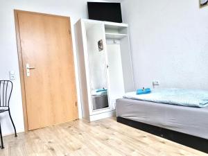Postel nebo postele na pokoji v ubytování Monteurzimmer am Flughafen