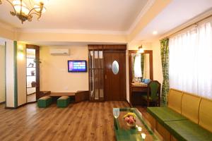 Televiisor ja/või meelelahutuskeskus majutusasutuses Tibet Boutique Hotel