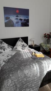 ein Schlafzimmer mit einem Bett mit einer Decke darauf in der Unterkunft Ferienwohnung auf der Stadtinsel in Havelberg
