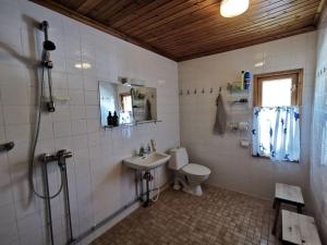 a bathroom with a toilet and a sink at Pikkulammenkuja 1A in Syöte +33 photos