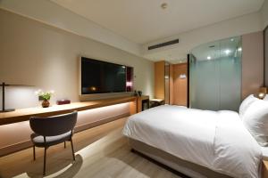 Postel nebo postele na pokoji v ubytování Mercure Qidong Downtown