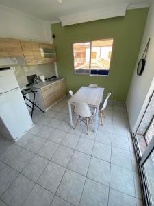 ネア・カリクラティアにあるCentral Apartmentの部屋にテーブルと椅子のあるキッチン