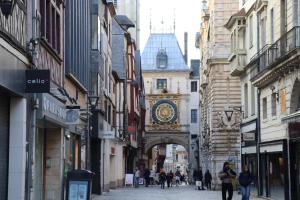 une rue avec une arche avec une horloge dessus dans l'établissement L'Oasis Rouennais - Hypercentre - Gare rive Gauche, à Rouen 12 autres photos