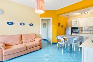 トッレ・グランデにあるPine & Sea Hideawayのソファとテーブルのあるリビングルーム