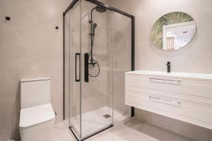 Un baño con ducha, inodoro y lavabo. en VLC HOST - Palleter, en Valencia