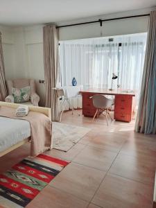 Postel nebo postele na pokoji v ubytování POPSY HOMES NAKURU CBD