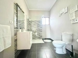 een witte badkamer met toilet en douche bij Apartamentos Magdalena in Valle Gran Rey +25 foto's