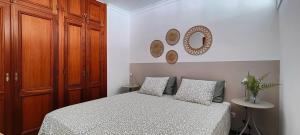 sypialnia z łóżkiem i drewnianą szafką w obiekcie Apartment in the heart of playa del ingles w mieście San Bartolomé +29 zdjęć