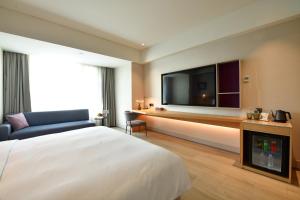 TV a/nebo společenská místnost v ubytování Mercure Qidong Downtown