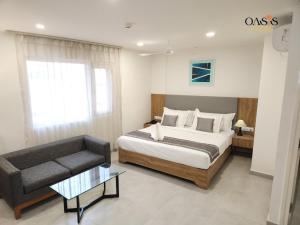 Postel nebo postele na pokoji v ubytování Oasis Suites