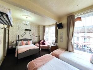 Katil atau katil-katil dalam bilik di Windsor House Hotel
