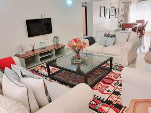 TV a/nebo společenská místnost v ubytování POPSY HOMES NAKURU CBD