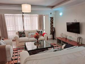 TV a/nebo společenská místnost v ubytování POPSY HOMES NAKURU CBD
