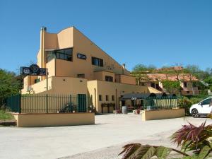 um edifício com um carro estacionado em frente em 8380 camere Mastro em Montemerano