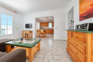 una sala de estar con un sofá y una mesa en MarySol 5 terrace with sea views, close to the sea, en Punta Mujeres