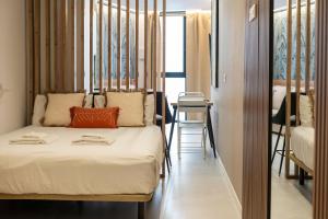 Un dormitorio con una cama y una mesa en una habitación. en VLC HOST - Palleter, en Valencia