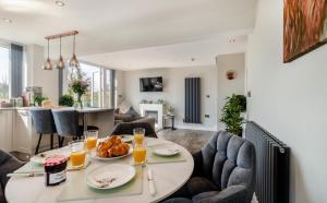 Μια τηλεόραση ή/και κέντρο ψυχαγωγίας στο Brumlea Farm Cottage Bonsall, Rural Country stay for family and friends