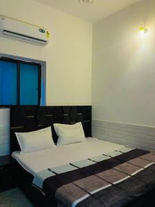 Una cama o camas en una habitación de Harshvardhan Dham
