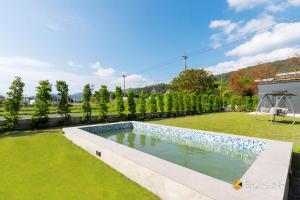 Una piscina en un patio con un columpio. en 金湯8號, en Yuanshan