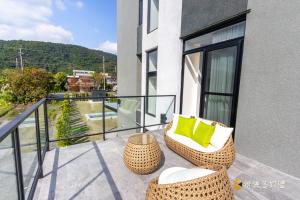 balcón con vistas y 2 sillas de mimbre en 金湯8號, en Yuanshan