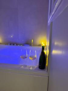 Nápoje v ubytování Romantique Room avec Jacuzzi