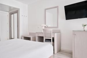Łóżko lub łóżka w pokoju w obiekcie Hotel Helios Costa Tropical