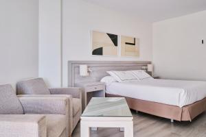 Łóżko lub łóżka w pokoju w obiekcie Hotel Helios Costa Tropical
