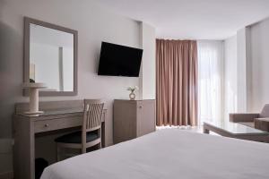 Łóżko lub łóżka w pokoju w obiekcie Hotel Helios Costa Tropical