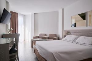 pokój hotelowy z łóżkiem i telewizorem w obiekcie Hotel Helios Costa Tropical w Almuñécar