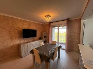 Televisyen dan/atau pusat hiburan di Luana'S Home