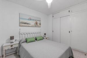 Postel nebo postele na pokoji v ubytování Arenales Seaside Apartment - Pool, Beach & Parking + 13 fotografií