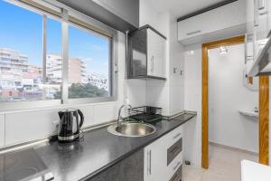 Kuchyň nebo kuchyňský kout v ubytování Arenales Seaside Apartment - Pool, Beach & Parking