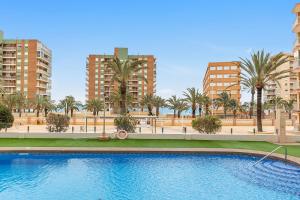 Bazén v ubytování Arenales Seaside Apartment - Pool, Beach & Parking nebo v jeho okolí