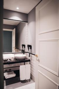 a bathroom with a sink and a mirror at GRANDE HOTEL PARIS by STAY HOTELS in Porto