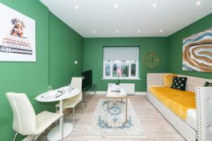 a bedroom with green walls and a bed and a table at Large Groups Stays 12 Beds Whole Building in Reading