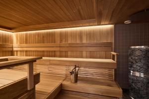 eine Sauna mit Holzboden und Holzdecke in der Unterkunft Hotel Linnasmäki in Turku
