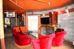 Televisyen dan/atau pusat hiburan di Lalanasi Lodge & Tented Camp