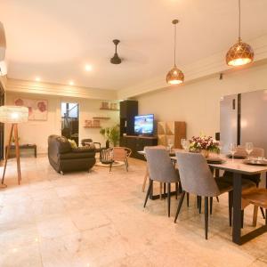 a living room with a table and chairs at Villa EL Noya Umallas in Badung