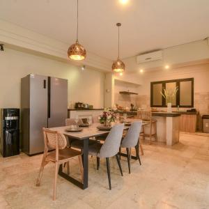 a kitchen and dining room with a table and chairs at Villa EL Noya Umallas in Badung