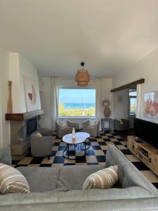 Posezení v ubytování Maison de Vacances - Vue mer avec Piscine