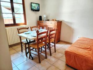 Una mesa de comedor y sillas en una habitación. en Les Oulles 19, en La Chapelle-en-Valgodemard