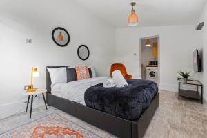 Ένα ή περισσότερα κρεβάτια σε δωμάτιο στο Spacious, Cosy Farmhouse with Garden & Piano